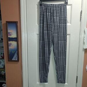 Fashion Nova Monochrome Houndstooth Leggings